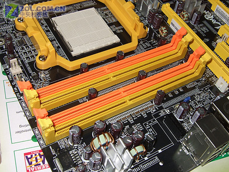 内存插不进去？三招教你秒解DDR4内存安装难题  第1张