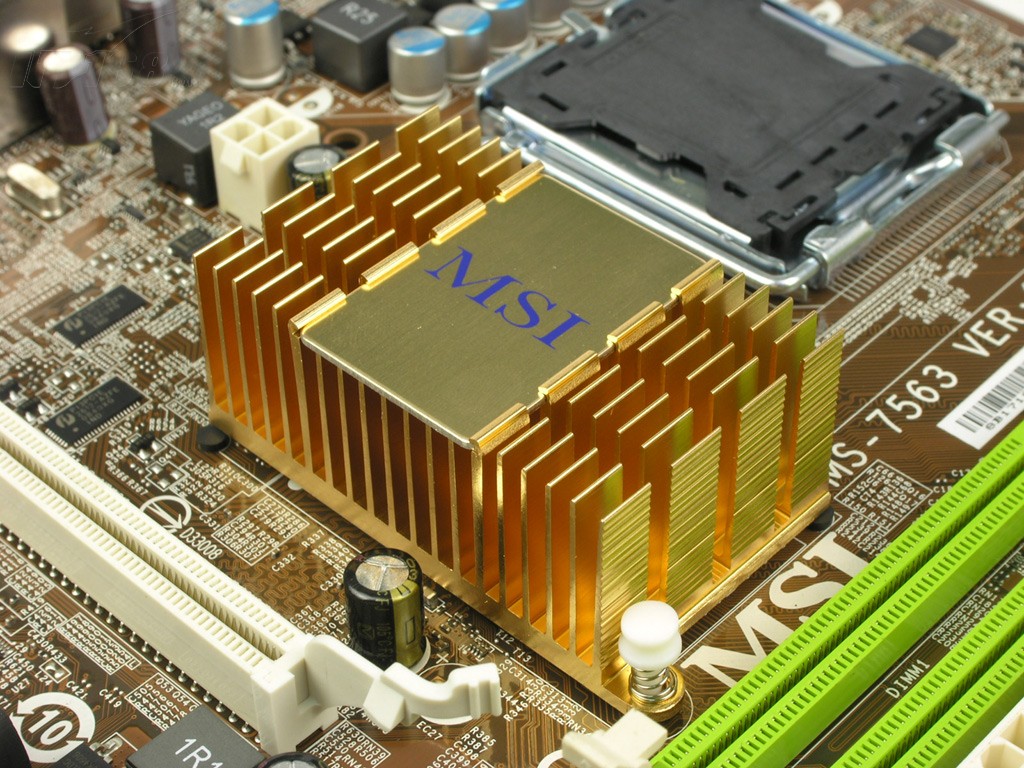 数据传输新革命：高频主板低频内存惊艳科技界  第1张